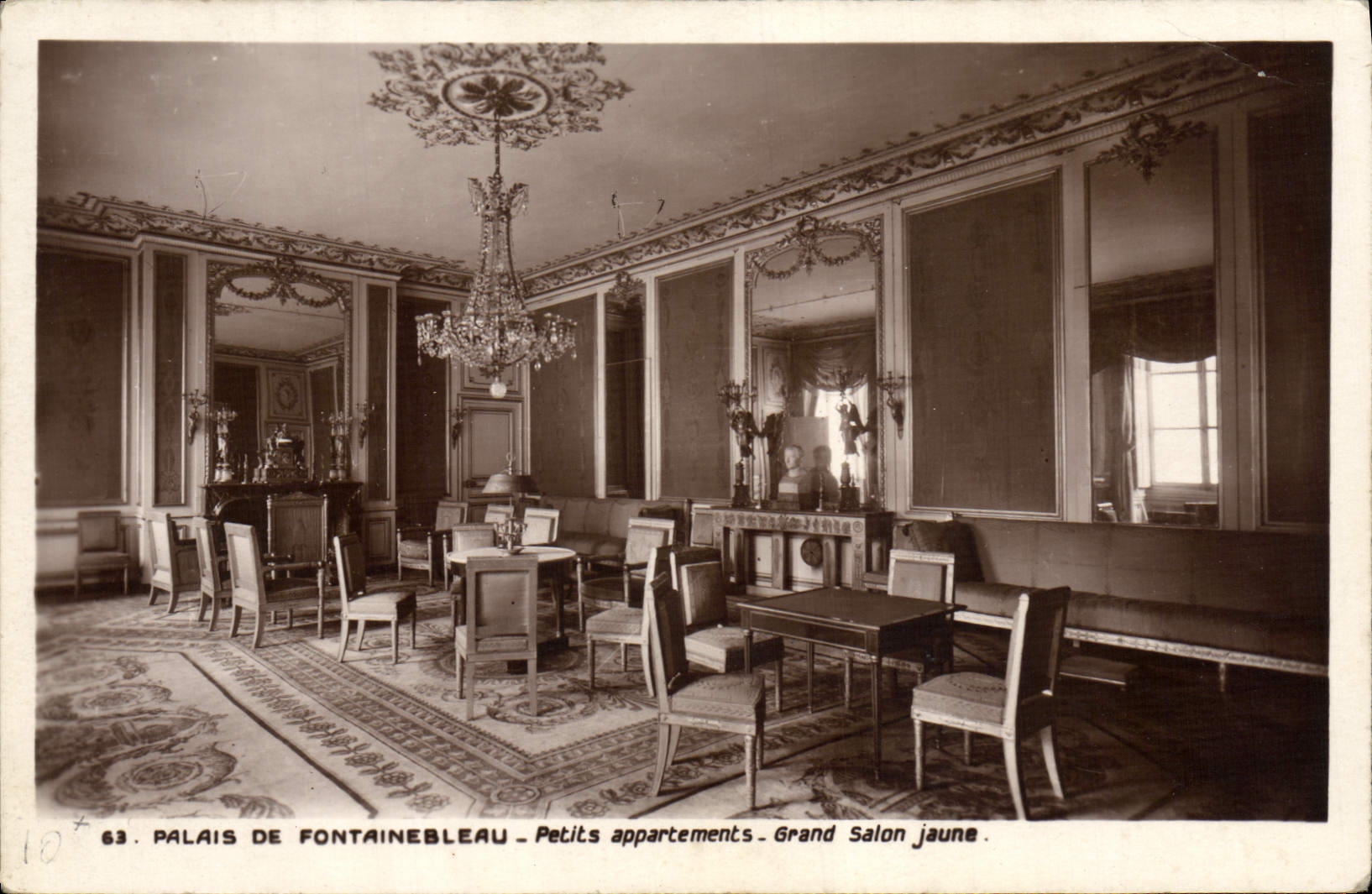 VINTAGE POSTCARD Palate De Fontainebleau Small Apartments Large Yellow Living room