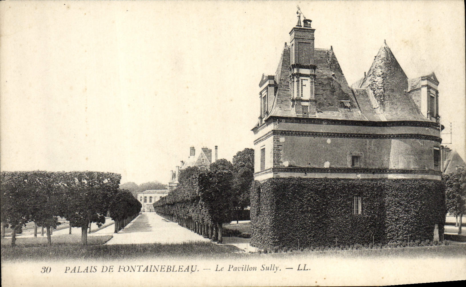 VINTAGE POSTCARD Palate of Fontainebleau the Sully House