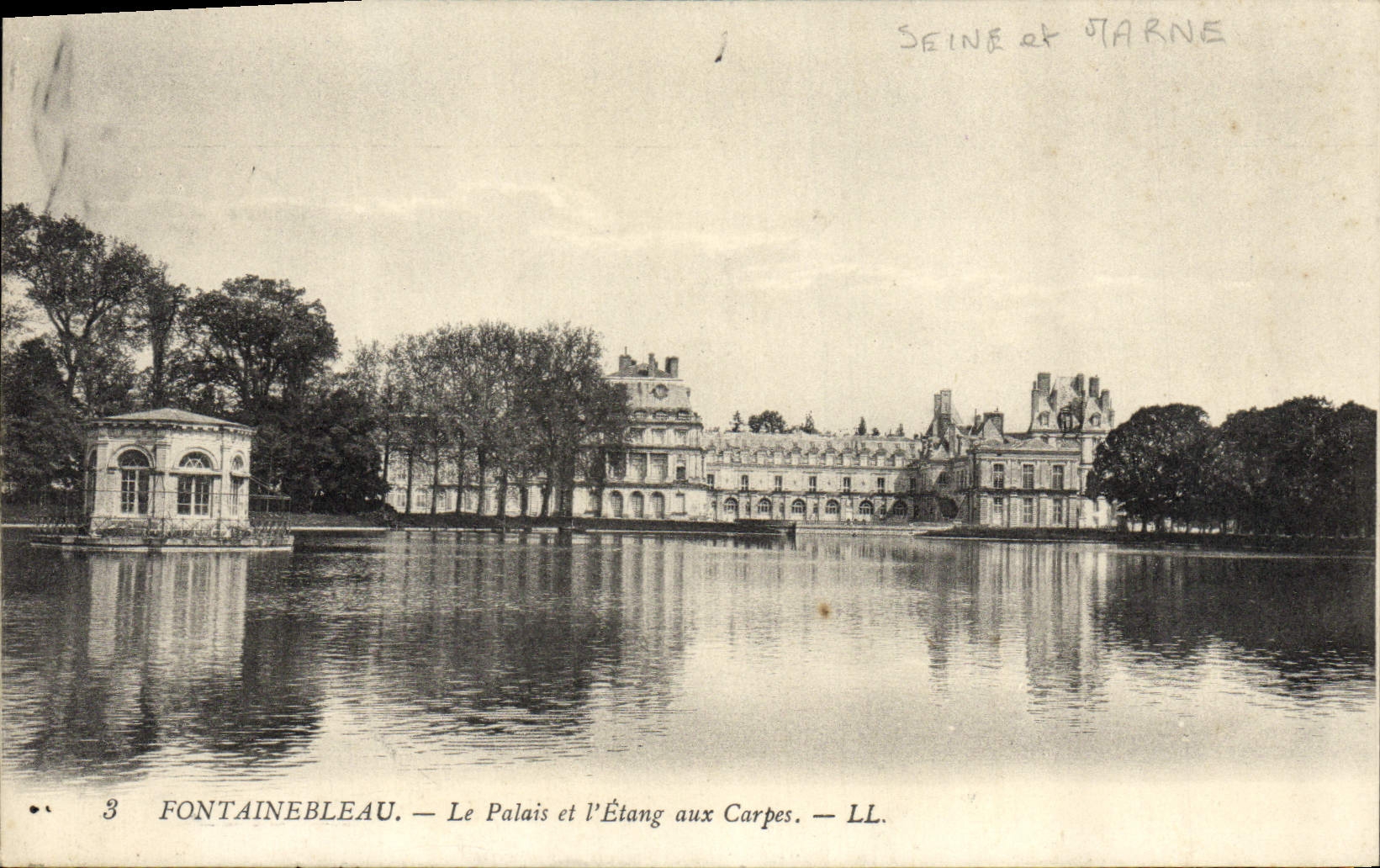 CPA Fontainebleau Le Palais et l'Etang aux Carpes