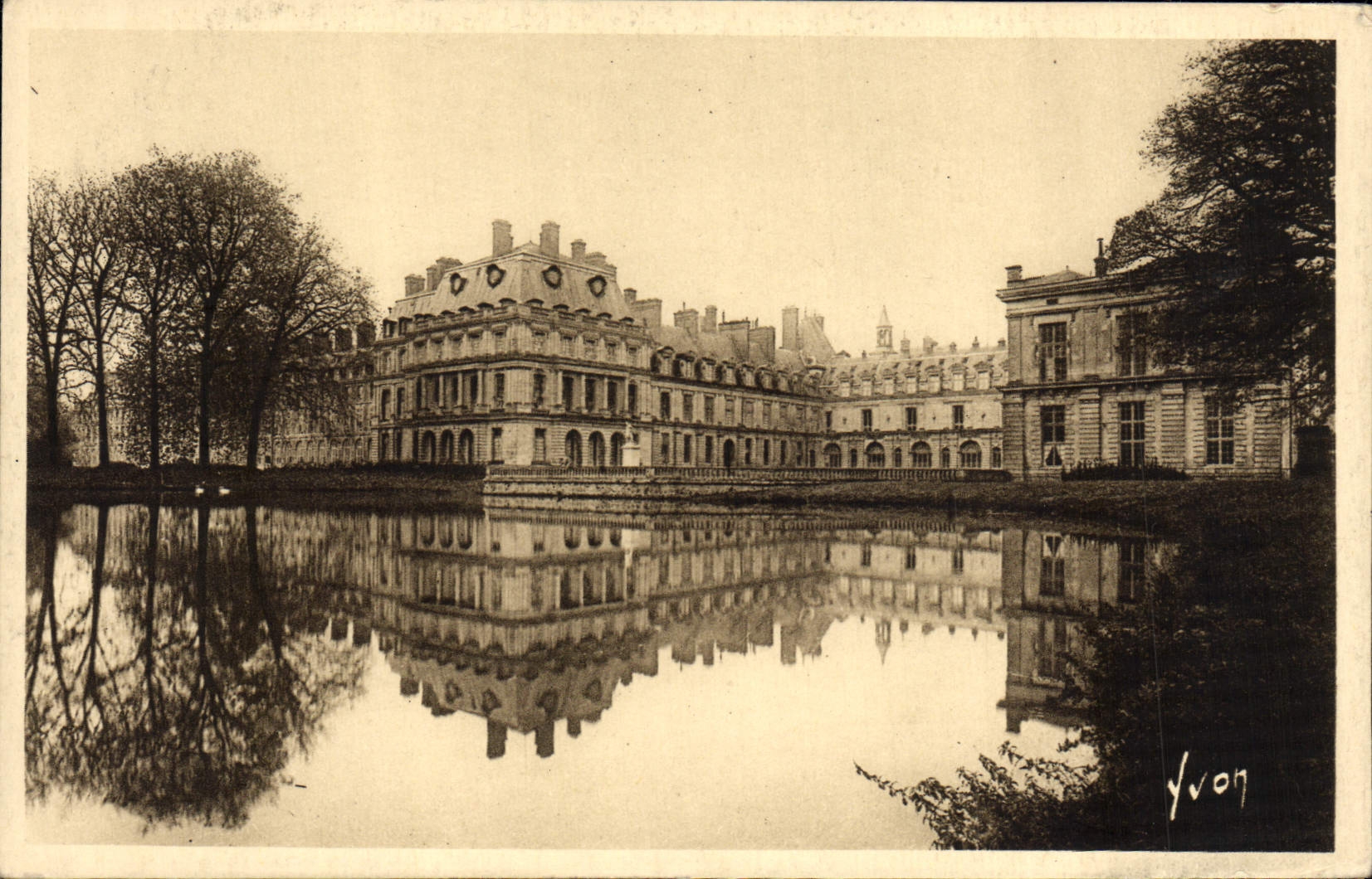 VINTAGE POSTCARD Palate of Fontainebleau