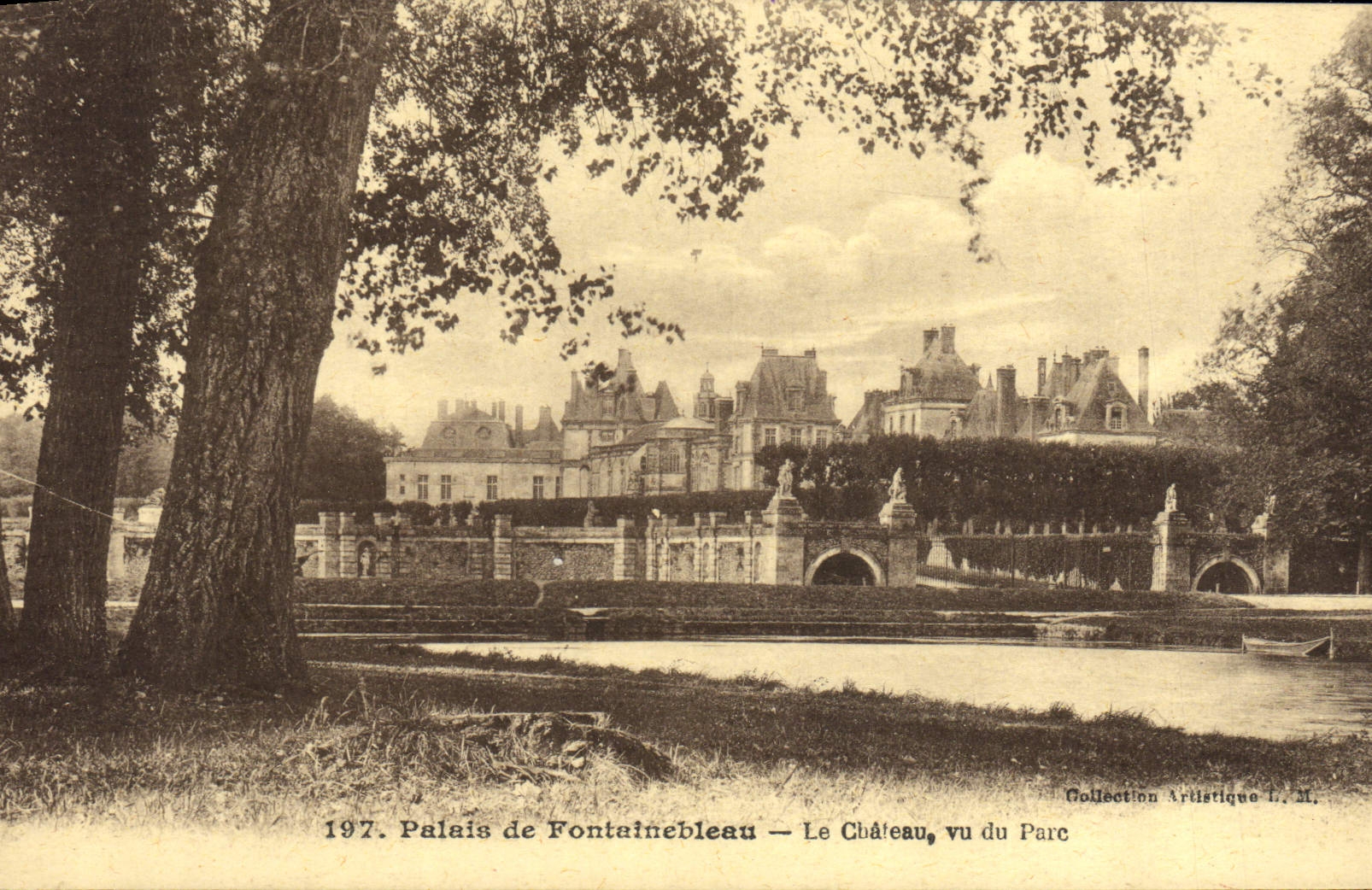 CPA Palais de Fontainebleau Le Chateau vu du Parc