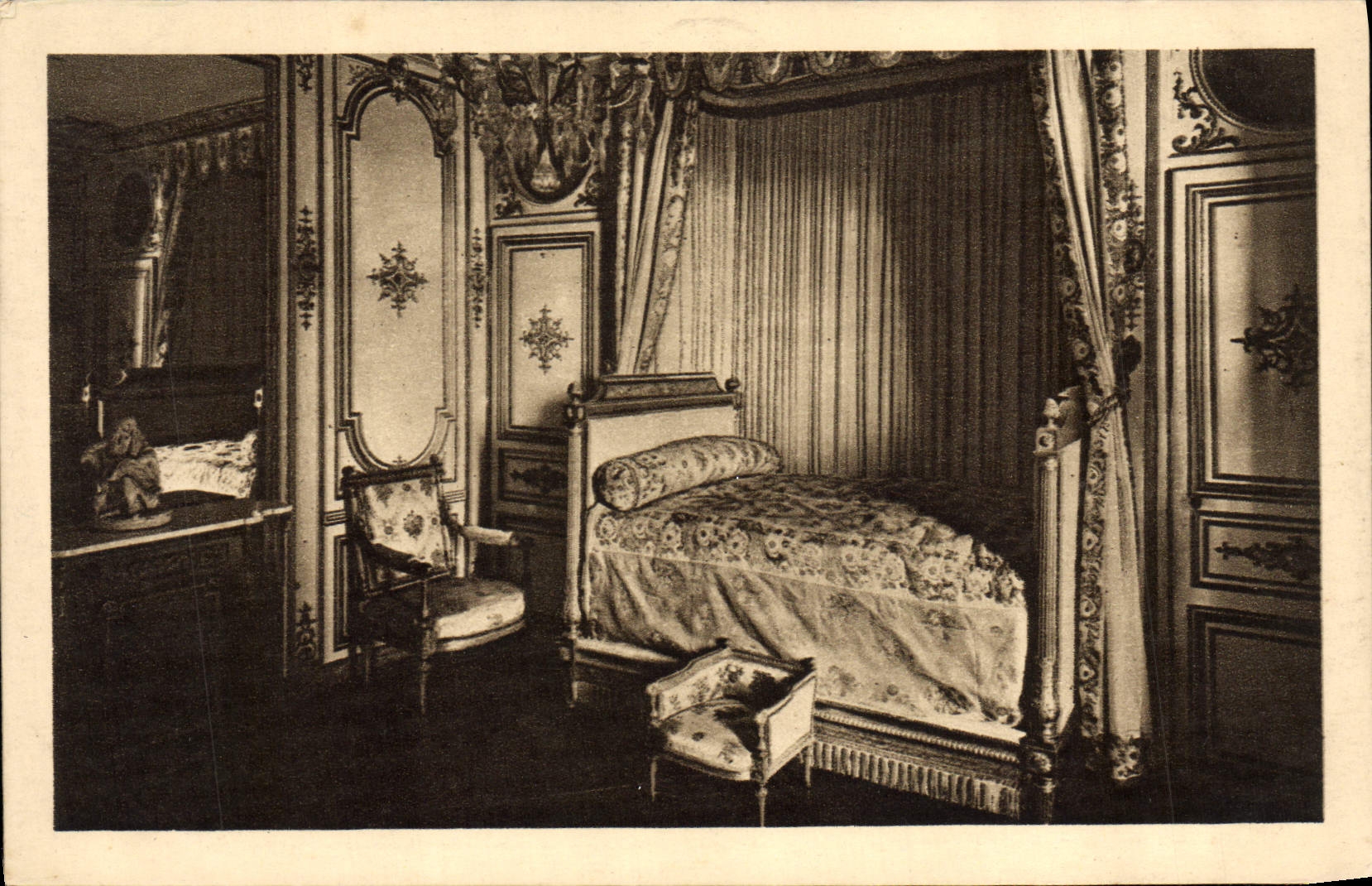 VINTAGE POSTCARD Palate of Fontainebleau Room of Madam de Maintenon