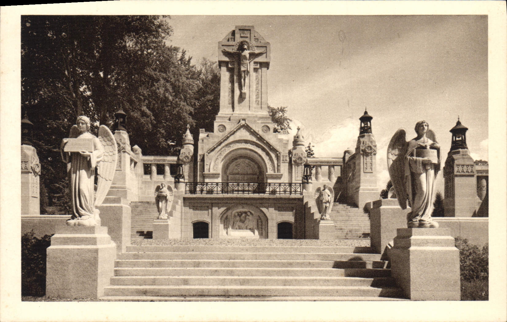 CPA La Basilique de Lisieux Le chemin de croix exterieur Le calvaire