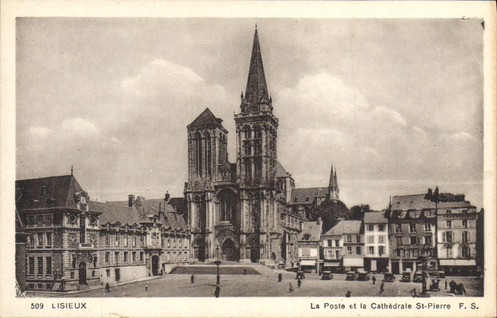 CPA Lisieux La Poste et la Cathedarle St Pierre 