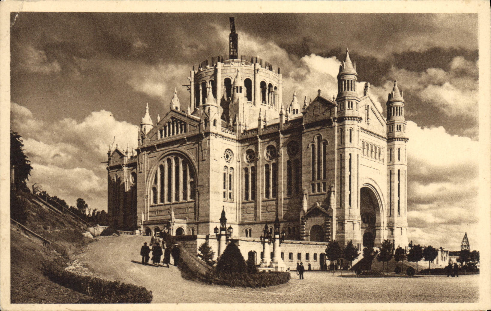 CPA La Basilique de Lisieux Vue laterale en 1938