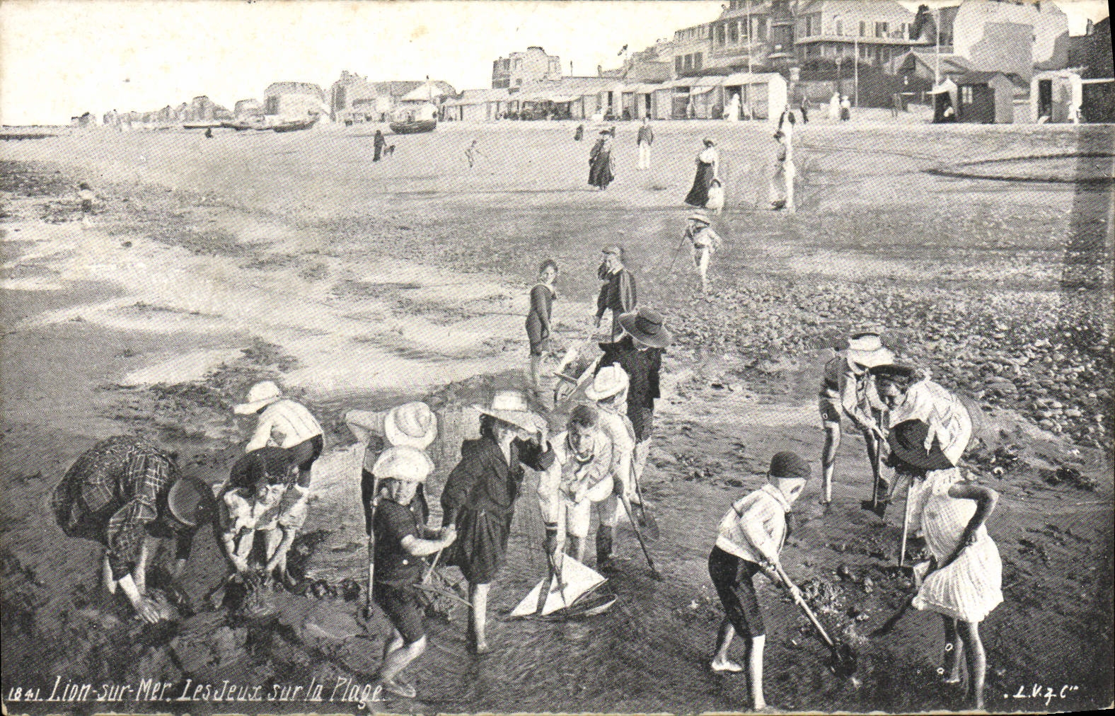 VINTAGE POSTCARD Lion sur Mer Plays on the Beach Children