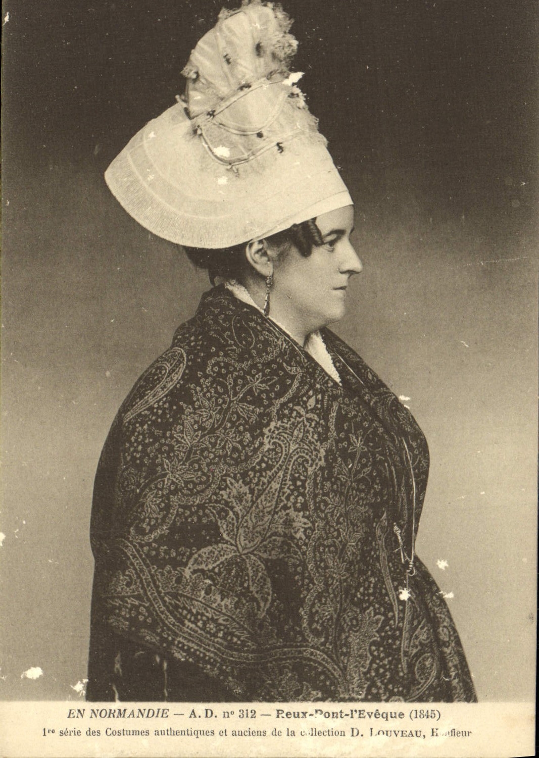 CPA Roux Pont l'Eveque Femme Folklore 