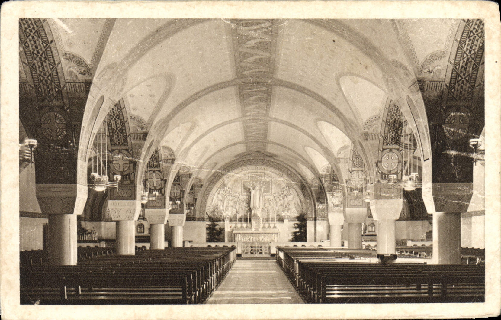 CPA La Basilique de Lisieux La crypte Vue generale 
