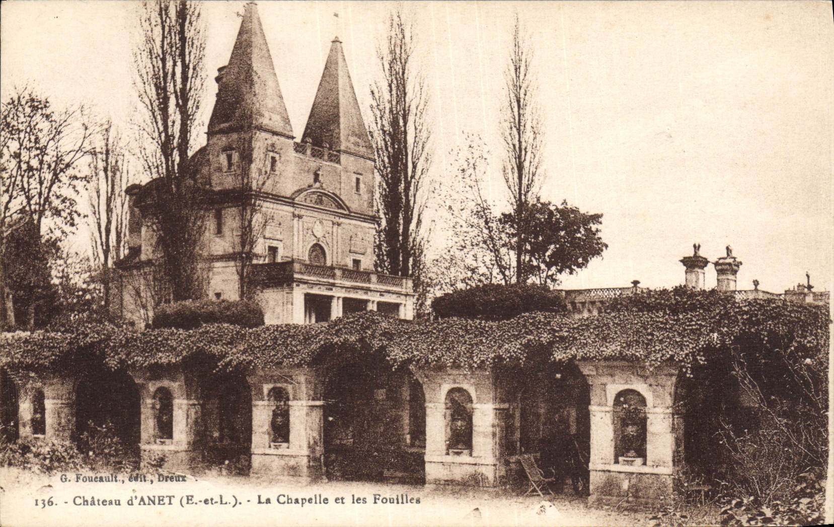 Castillo de la POSTAL de la VENDIMIA de Anet La Chapelle y de excavaciones