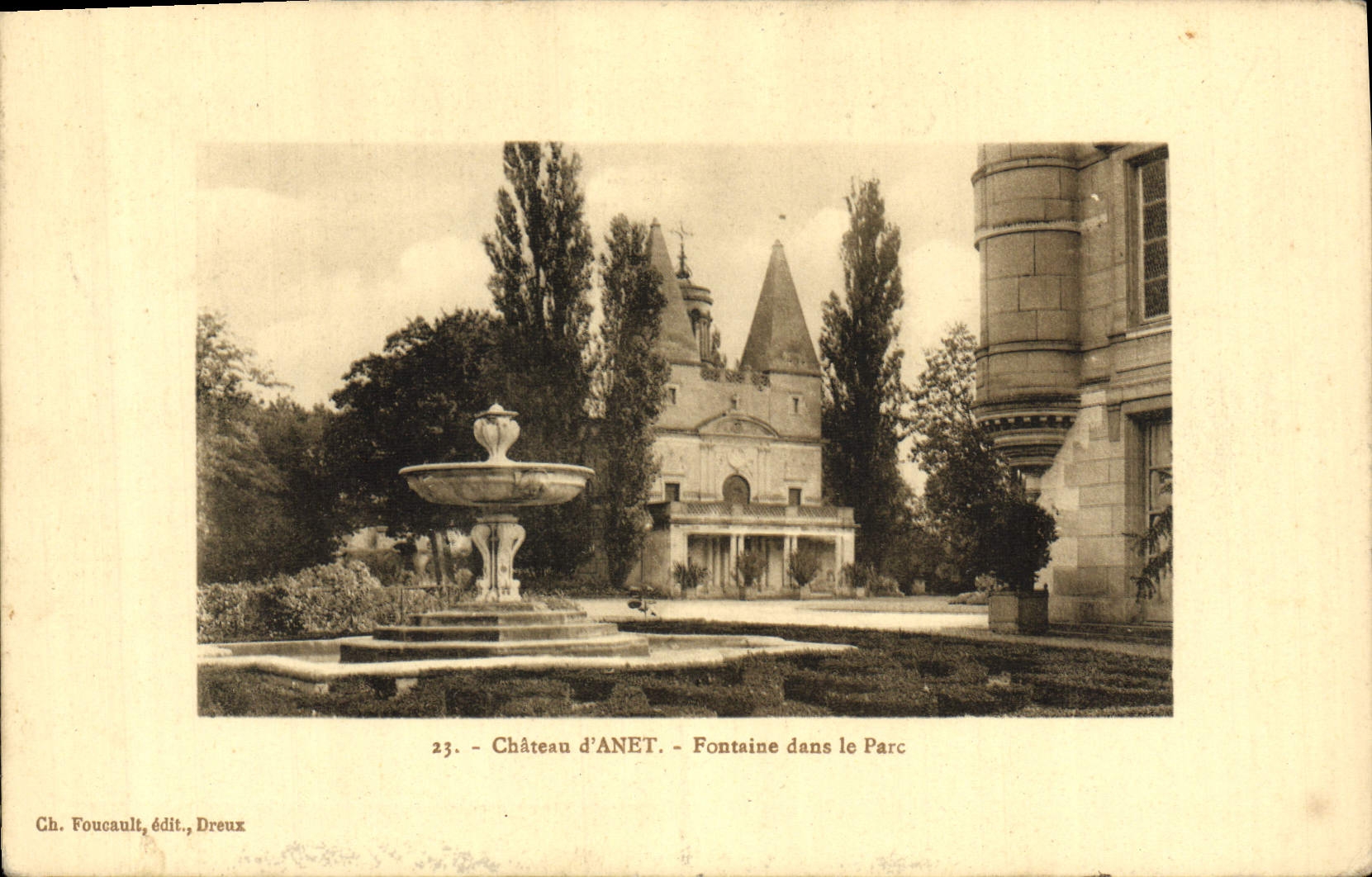 Castillo de la POSTAL de la VENDIMIA de la fuente de Anet en el parque
