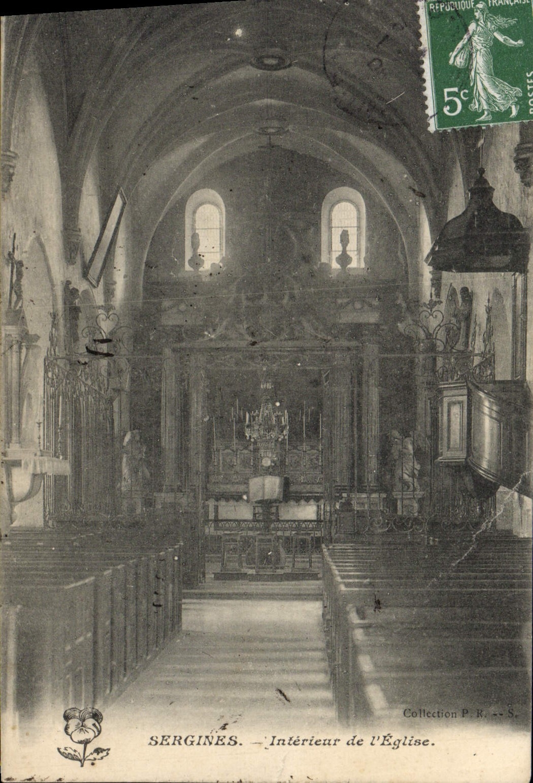 CPA Sergines Interieur de l'Eglise 