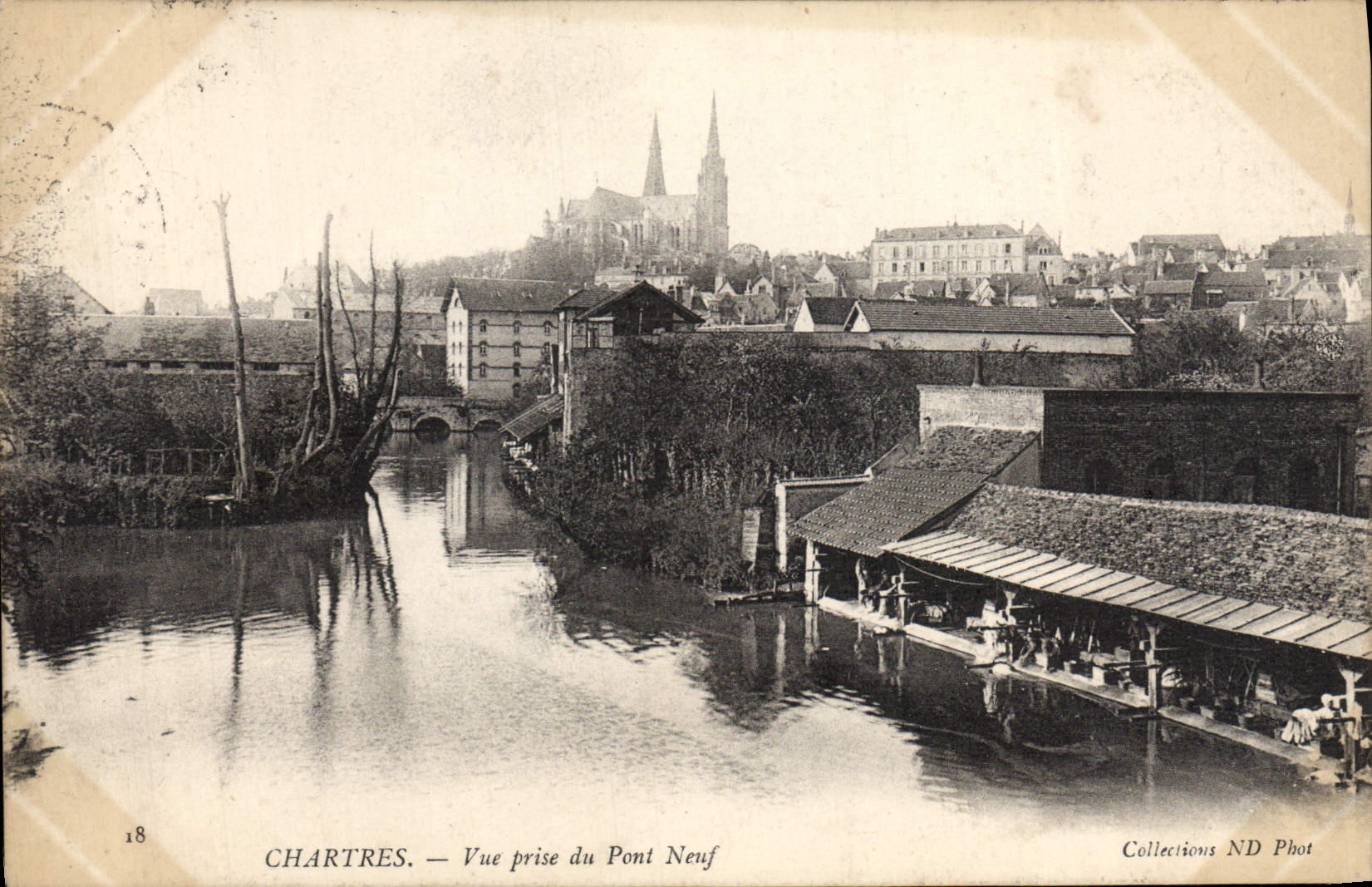 CPA Chartres Vue prise du Pont Neuf Lavoir