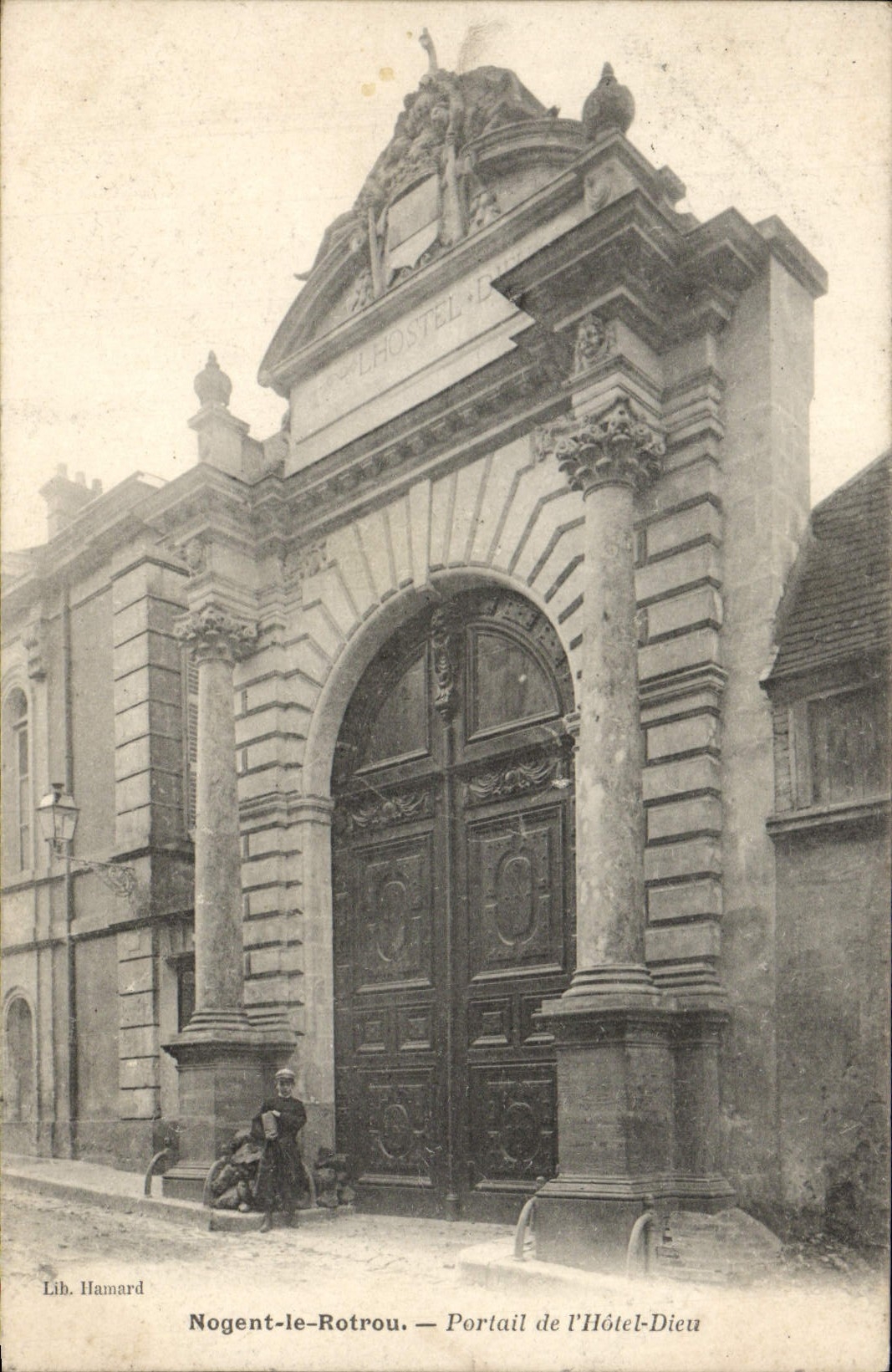 CPA Nogent le Rotrou Portail de l'Hotel Dieu