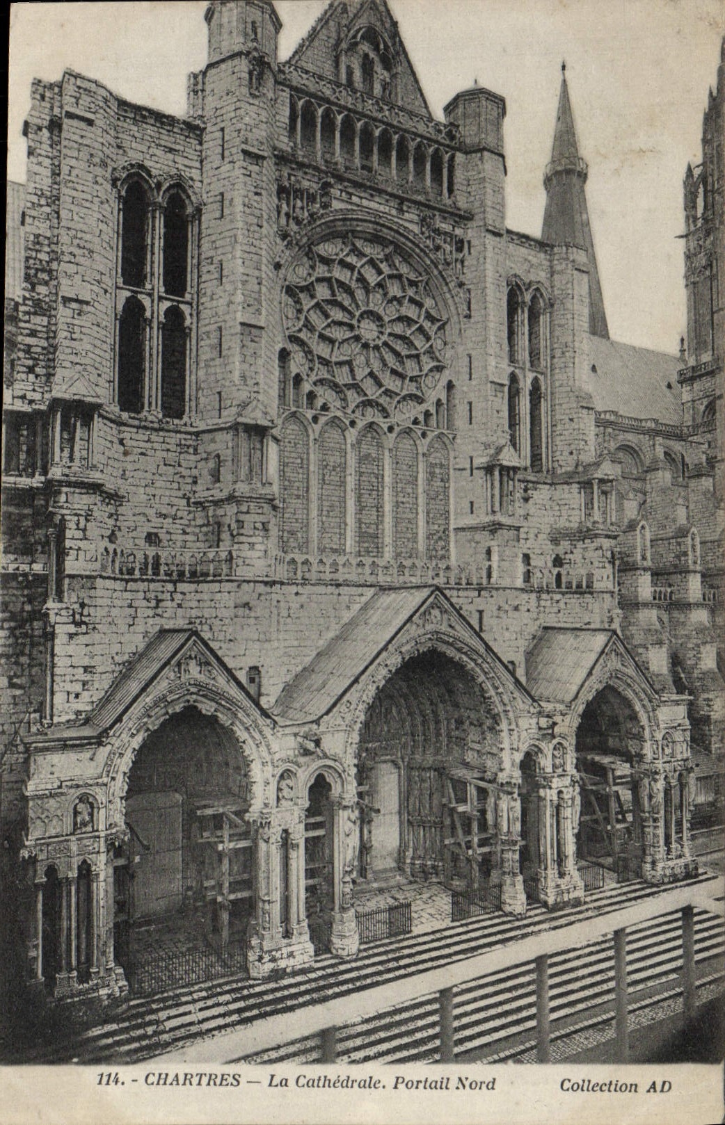 POSTAL Chartres de la VENDIMIA la puerta norteña de la catedral