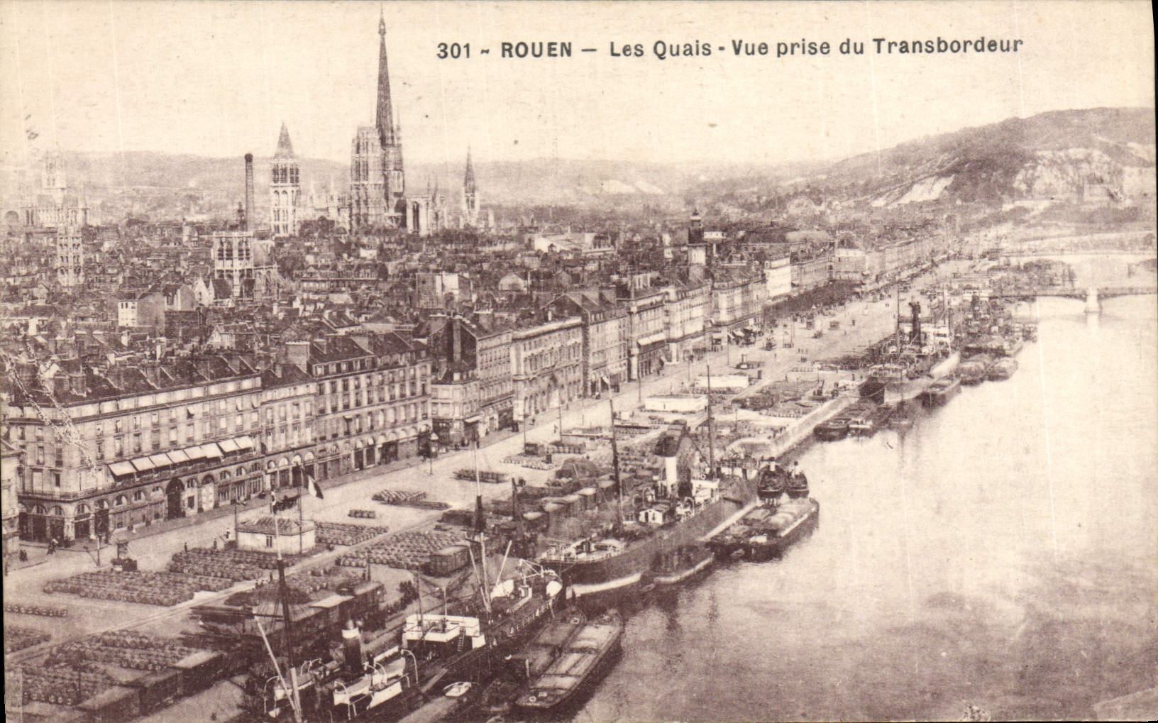 CPA Rouen Les Quais Vue prise du Transbordeur Bateaux