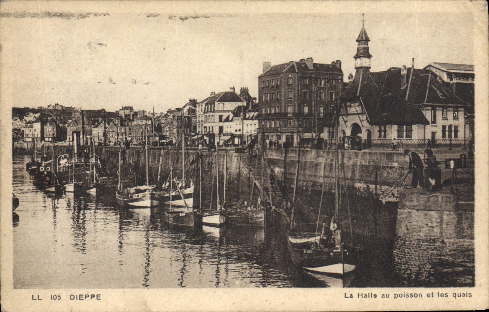 POSTAL Dieppe de la VENDIMIA el mercado con los pescados y los barcos de los muelles