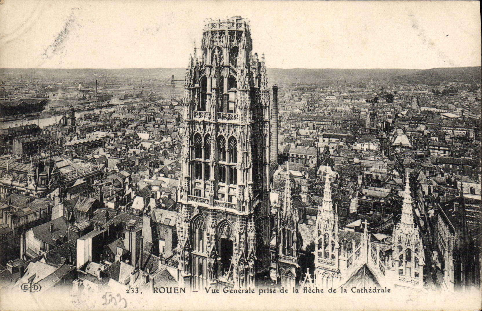 CPA Rouen Vue Generale Prise de la fleche de la Cathedrale 