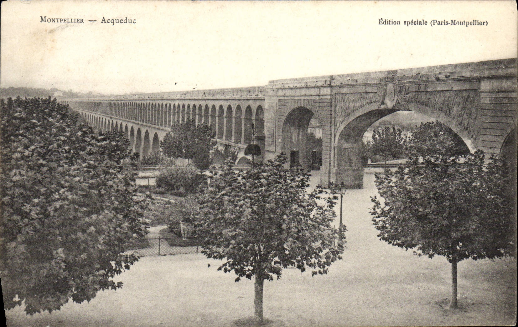 VINTAGE POSTCARD Montpellier Acqueduc
