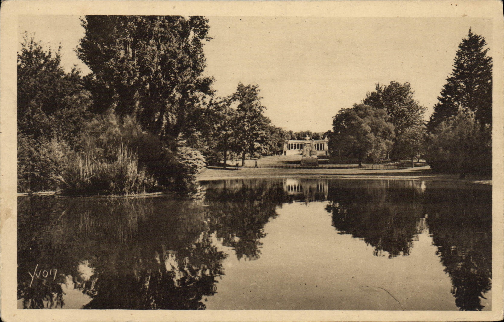 VINTAGE POSTCARD Montpellier the Park of the Esplanade
