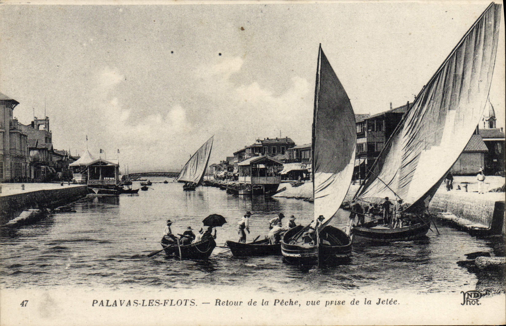 CPA Palavas les Flots Retour de la Peche vue prise de la Jetee Bateaux