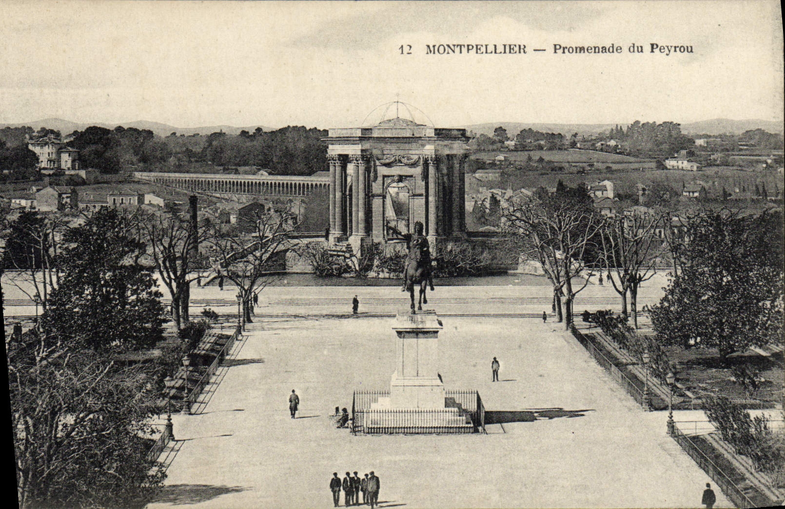 VINTAGE POSTCARD Monpellier Walk of Peyrou