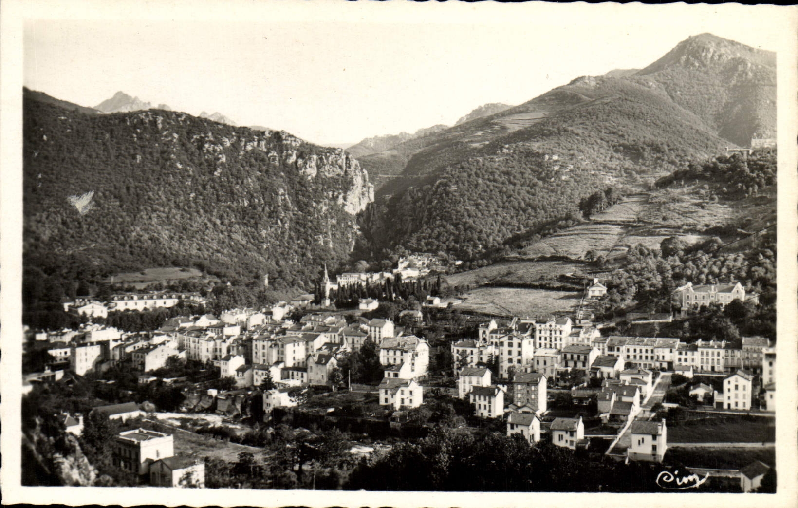 MODERN CARD Amelie les Bains the City in its nest