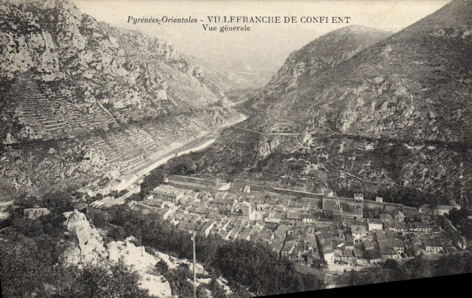 VINTAGE POSTCARD Villefranche de Conflent Seen genearle