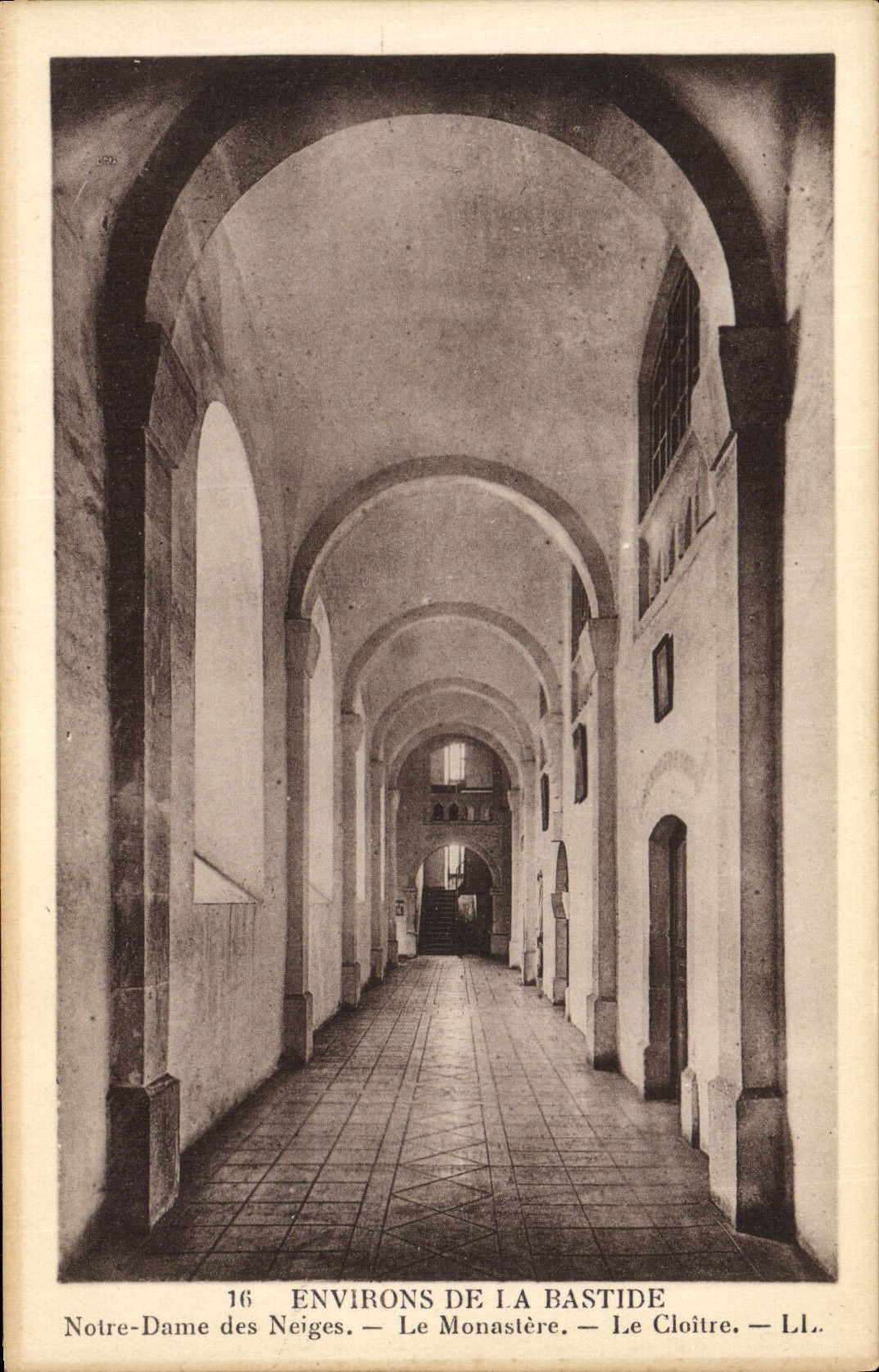CPA Environs De La Bastide Notre Dame des Neiges Le Monastere Le cloitre