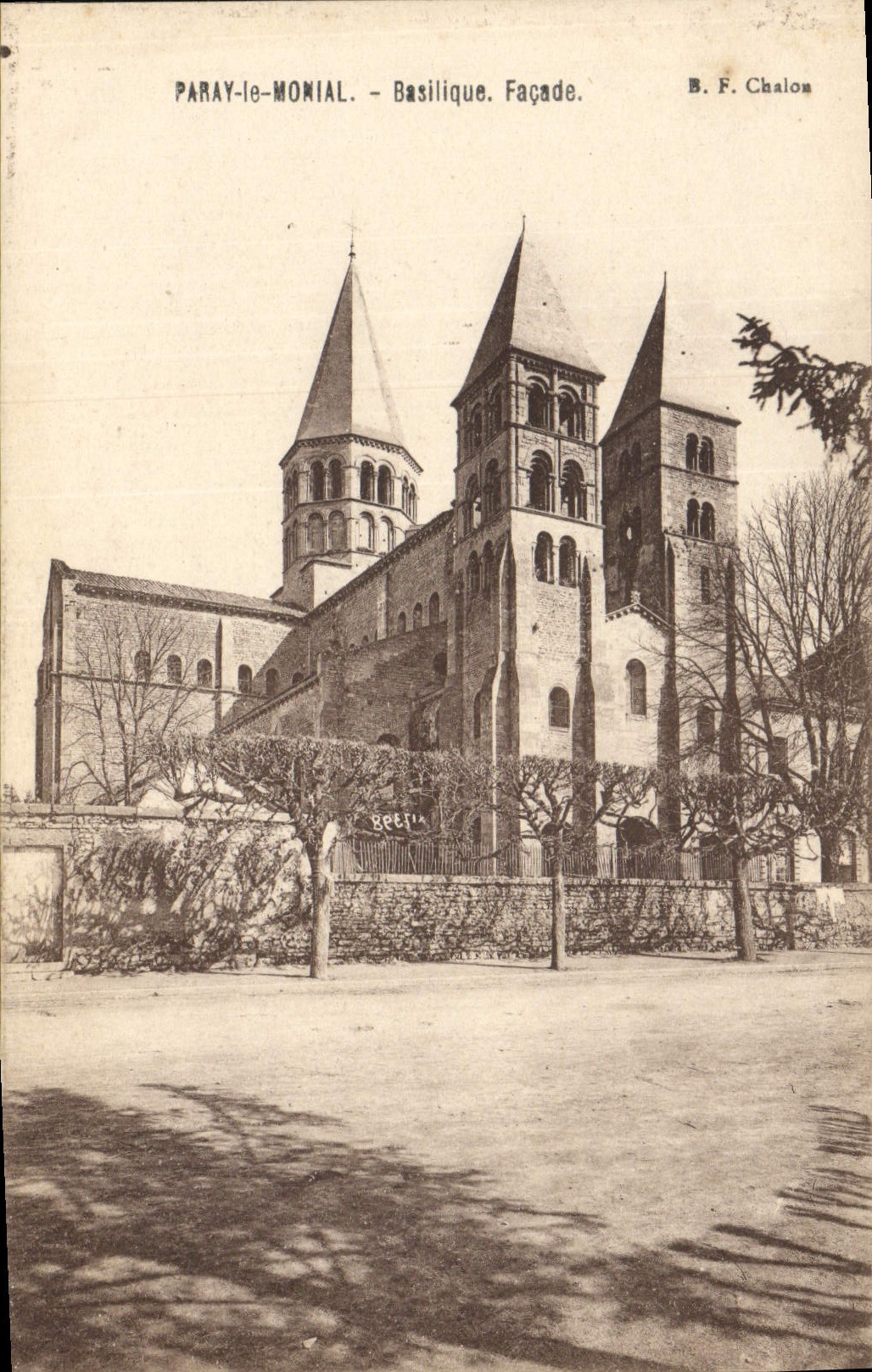 Ataque frontal de la basílica de Paray Monial de la POSTAL de la VENDIMIA