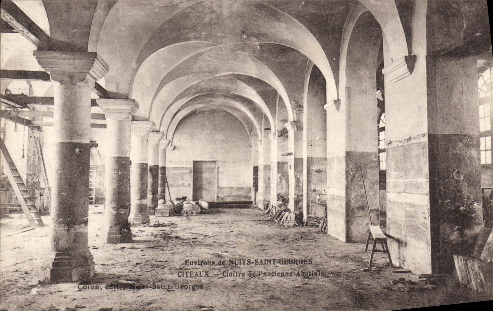 CPA Environs de Nuits Saint Georges Citeaux Cloitre de l'ancienne abatiale