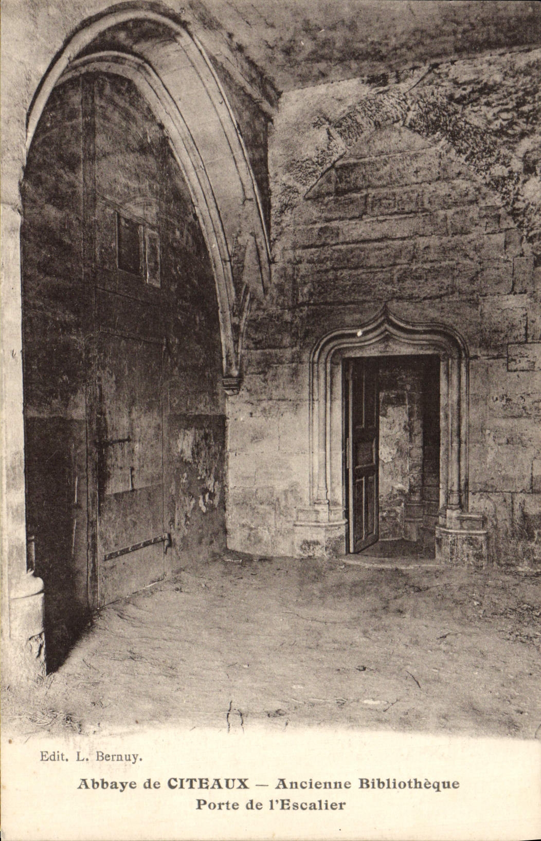 CPA Abbaye de Citeaux Ancienne Bibliotheque Porte de l'escalier