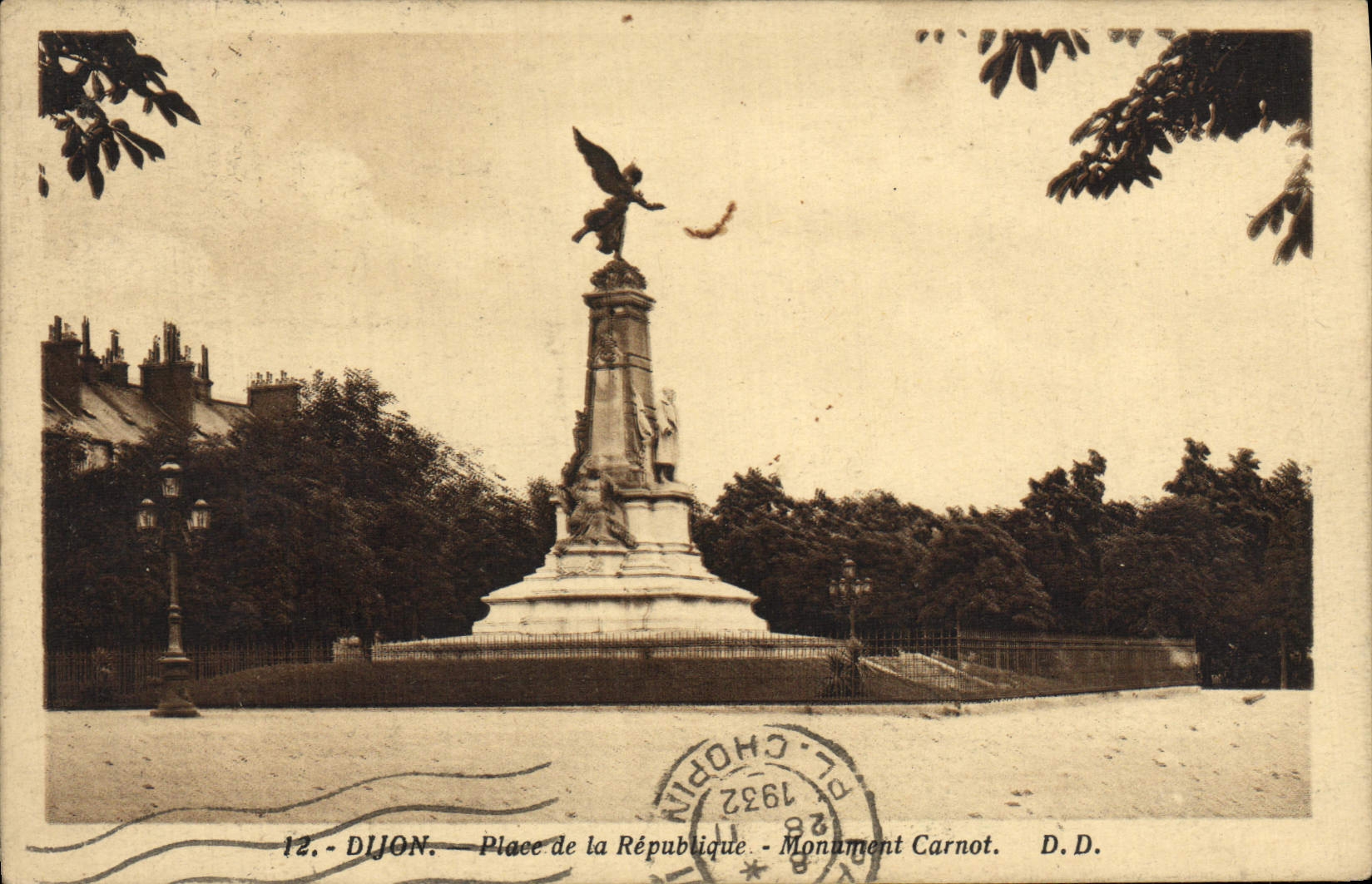 CPA Dijon Place de la Republique Monument Carnot