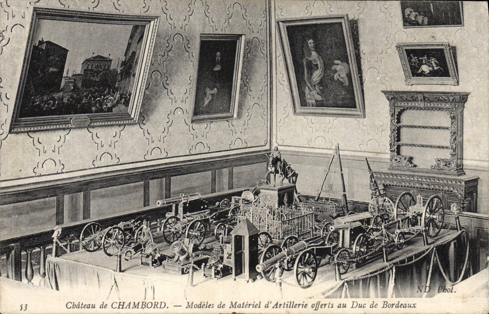 CPA Chateau de Chambord Modeles de Materiel d'artillerie offerts au duc de Bordeaux Militaria Canon
