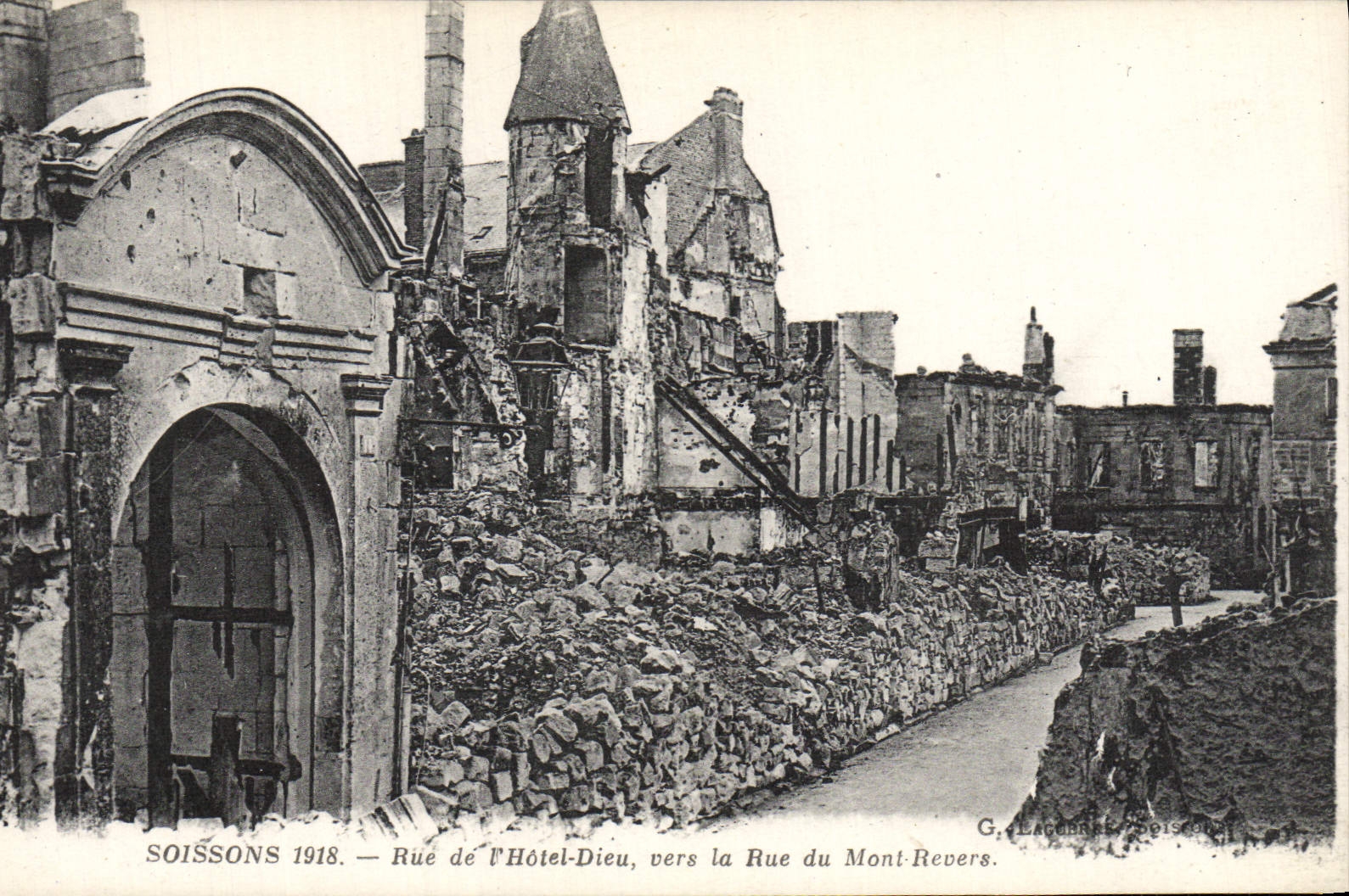 CPA Campagne Bombardement de Soissons Rue de l'Hotel Dieu vers la rue du Mont Beurre Militaria