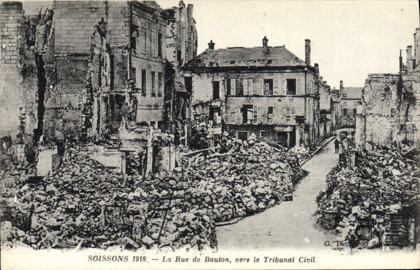 CPA Soissons Le rue de Baulon vers le tribunal civil Militaria