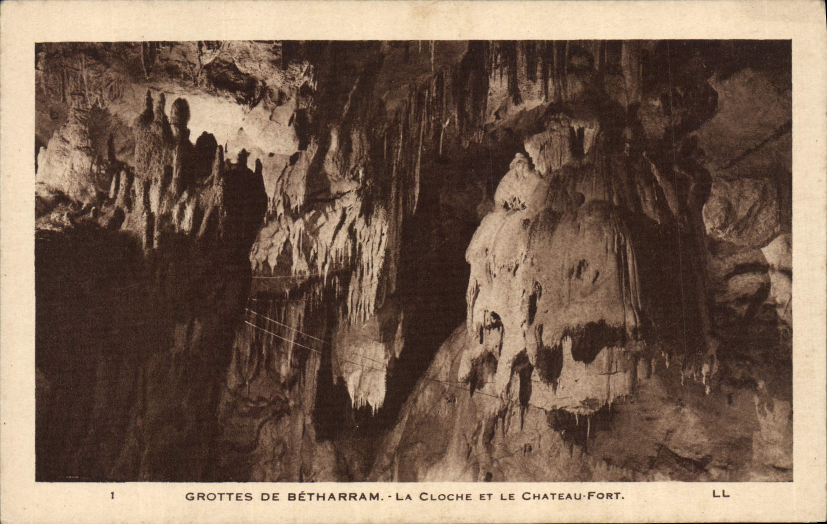 VINTAGE POSTCARD Caves De Betharram the bell and the strong castle