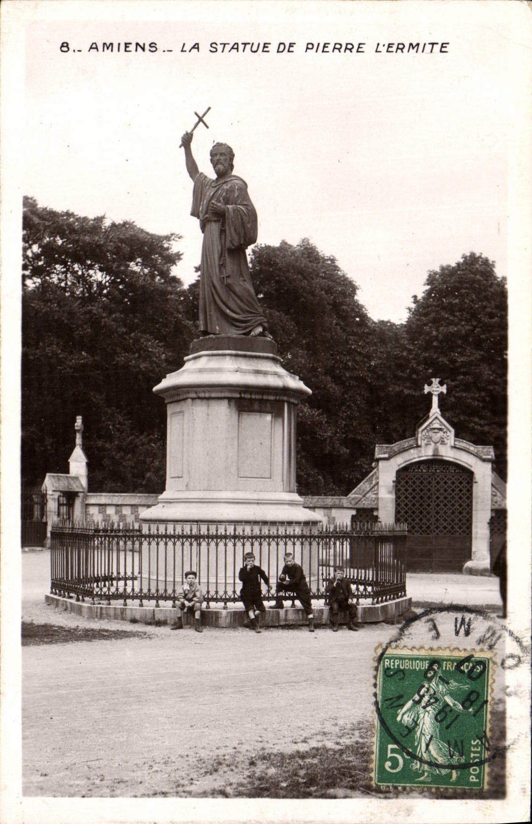 CPA Amiens La Statue De Pierre L'Ermite Enfants