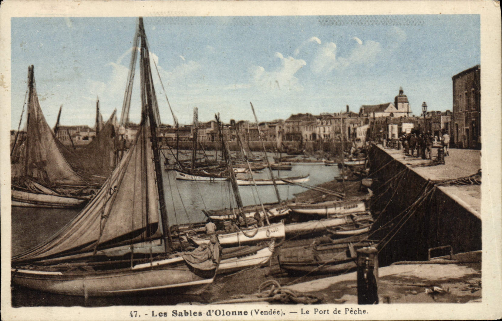POSTAL de la VENDIMIA Sables d'Olonne los barcos del puerto pesquero
