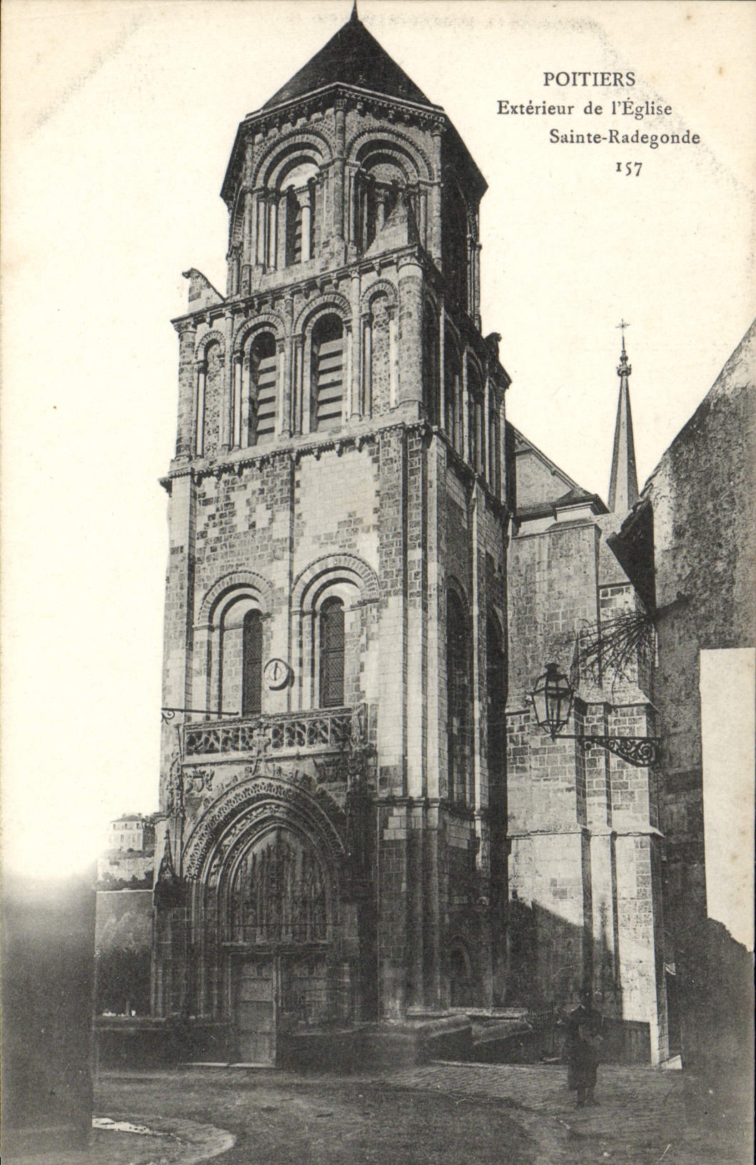 CPA Poitiers Exterieur de L'Eglise Saint Radegonde