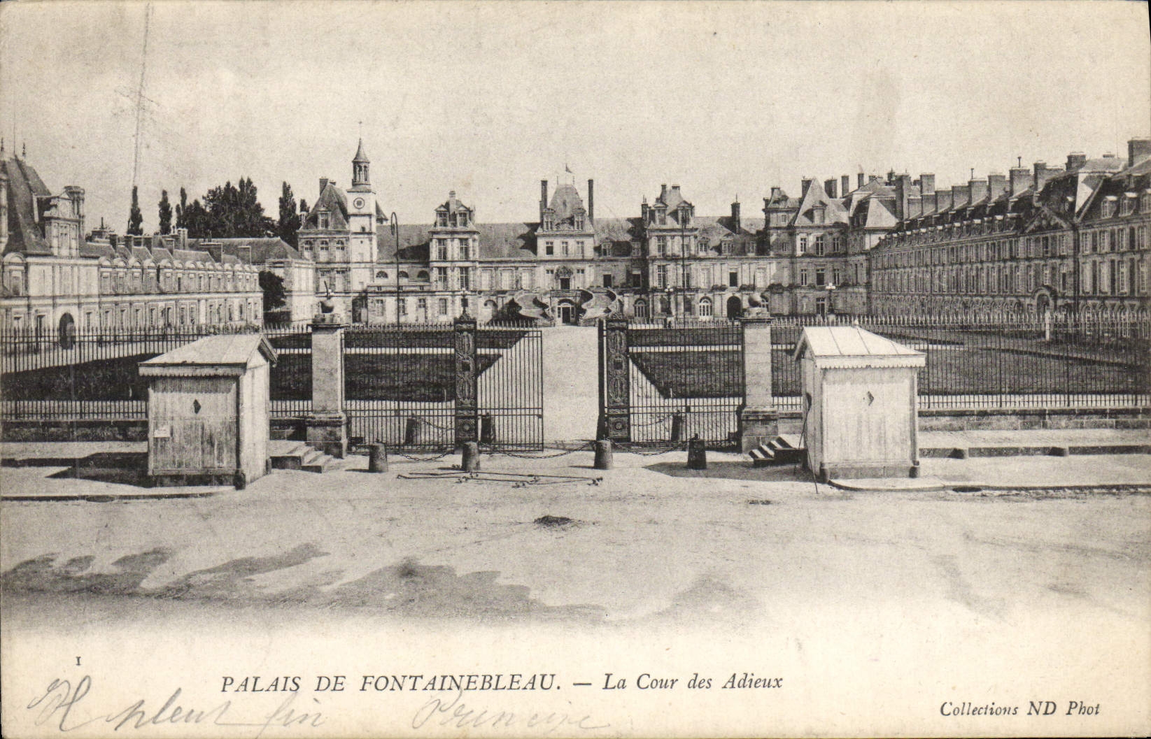 CPA Palais De Fontainebleau La Cour des Adieux