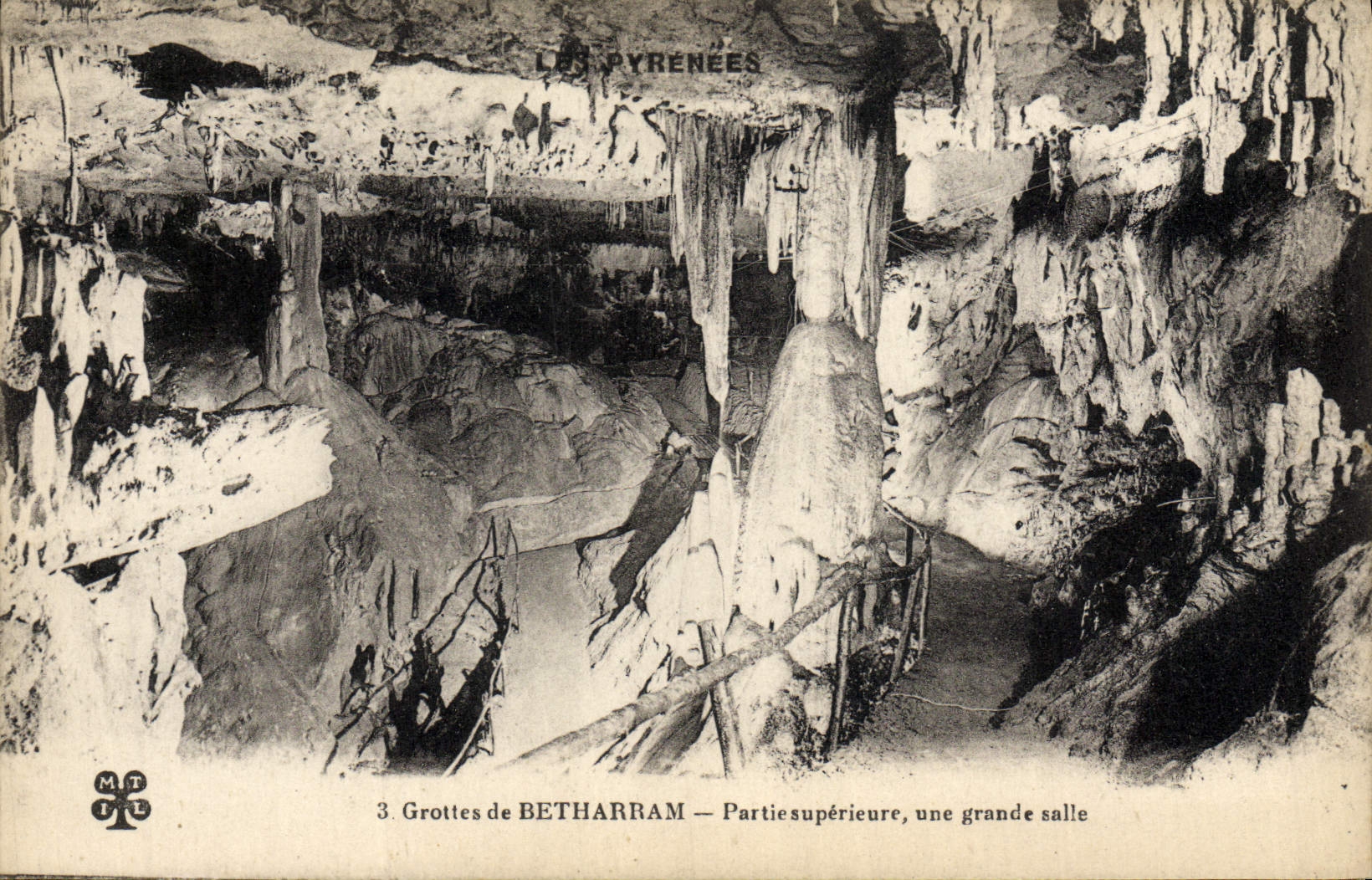 VINTAGE POSTCARD Caves of Betharram Upper part a Big room
