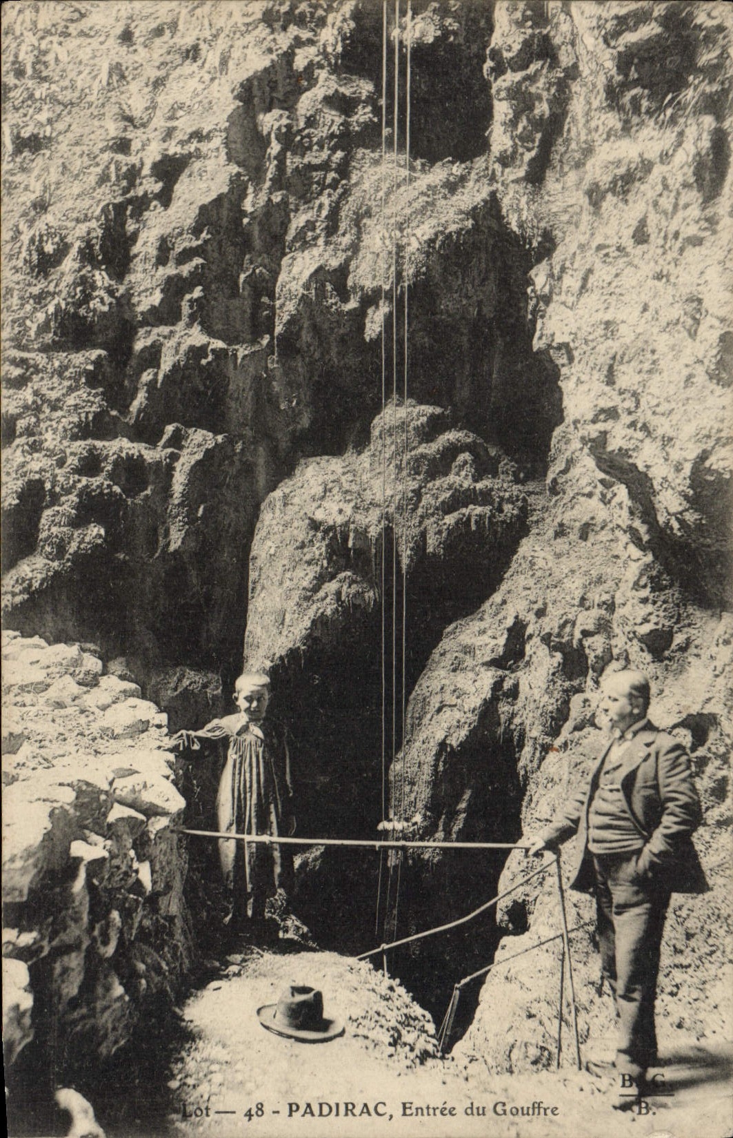 VINTAGE POSTCARD Padirac Entered of the Pit Man Child