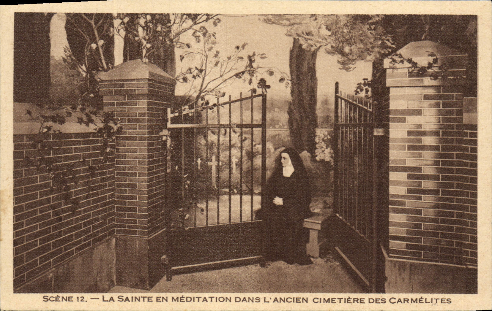 CPA Scene La Sainte En Meditation Dans L'Ancien cimetiere des carmelites Lisieux
