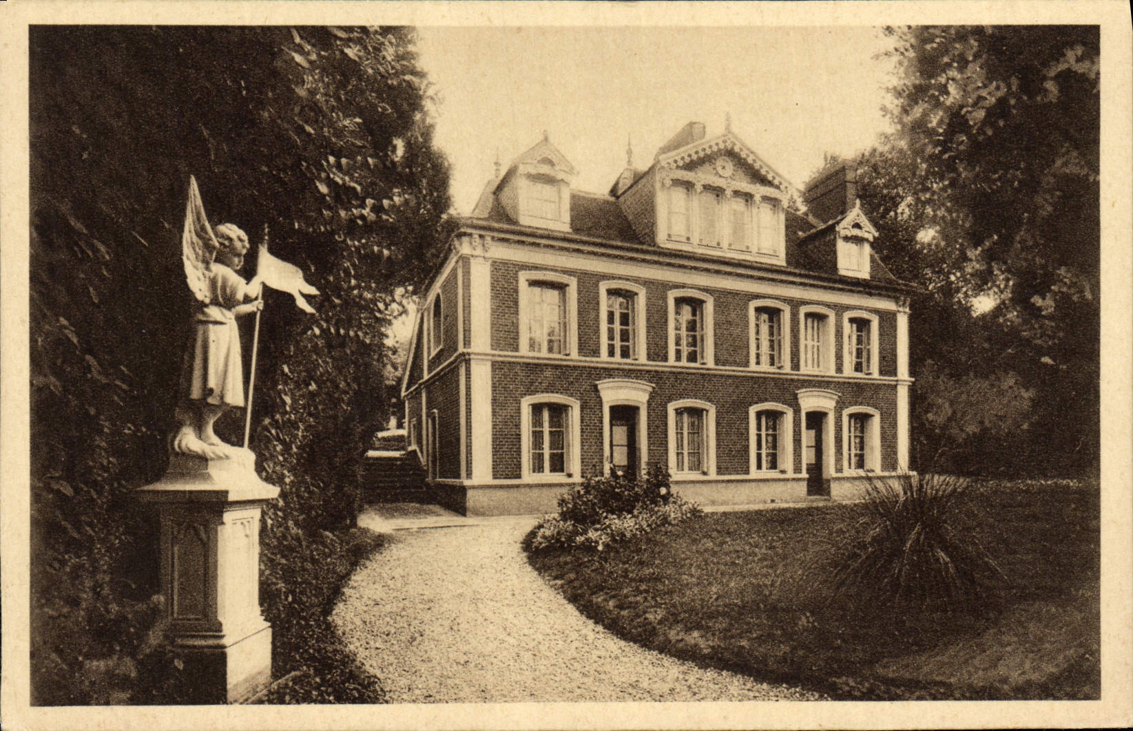 CPA Lisieux les Buissonnets Facade d'entree