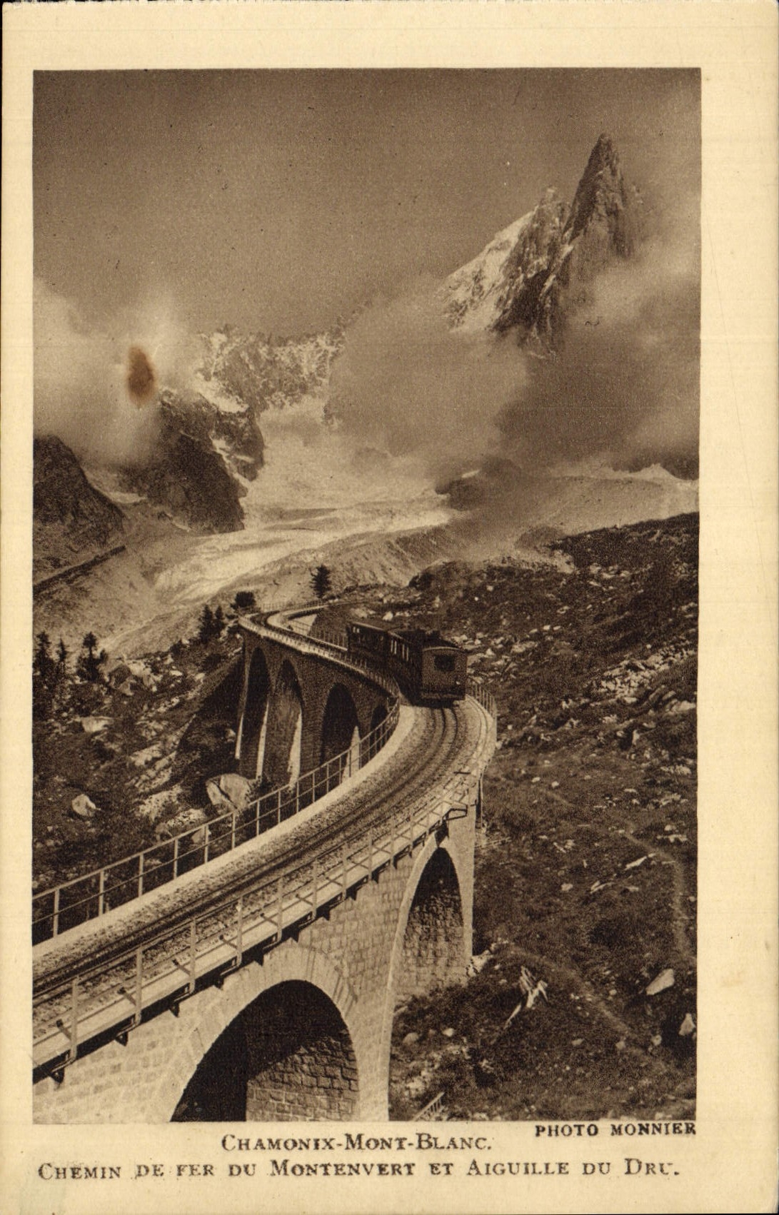 El ferrocarril de Chamonix Mont Blanc de la POSTAL de la VENDIMIA de Montenvert y Aiguille entrenan densamente