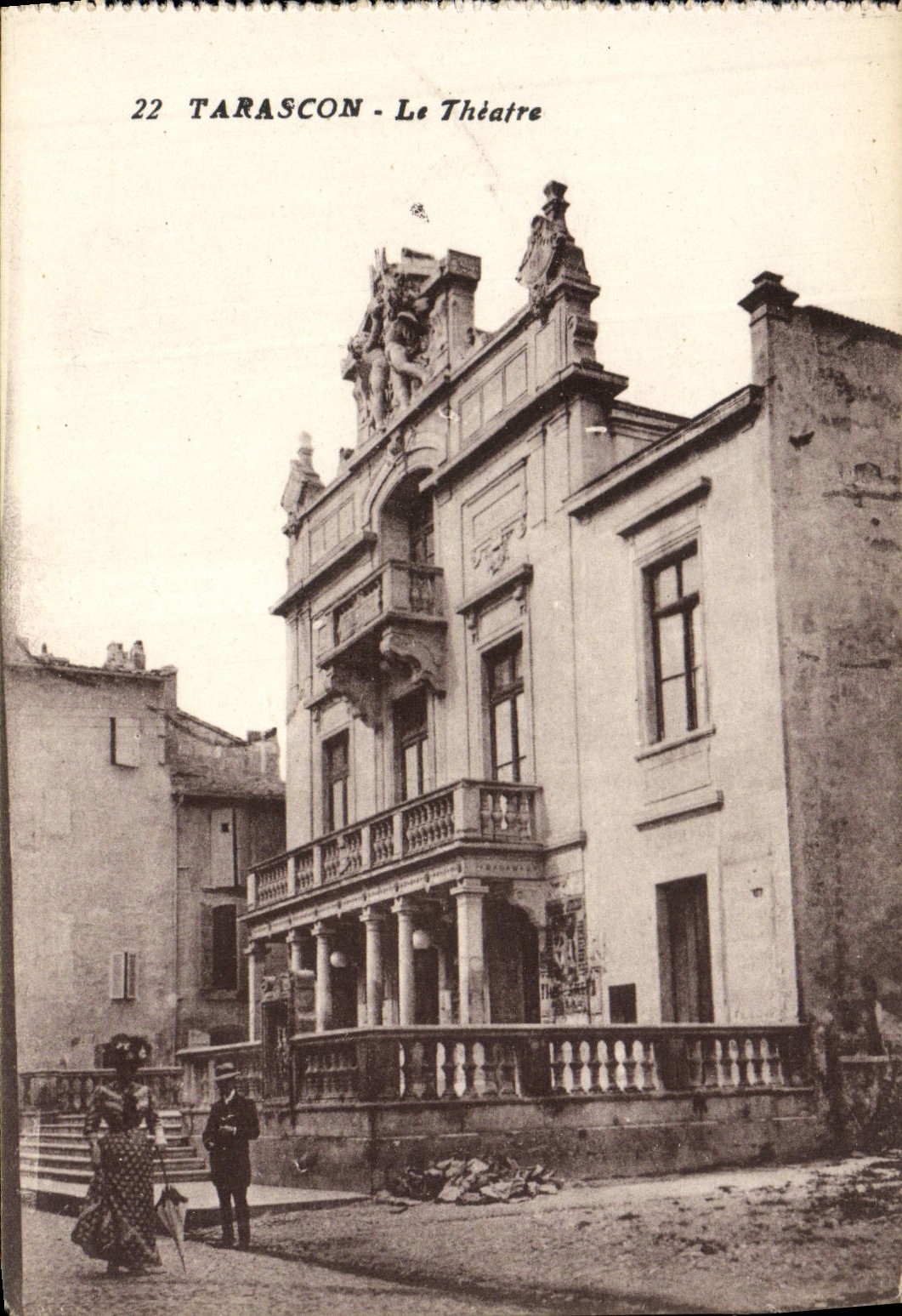 CPA Tarascon Le Theatre Femme ombrelle