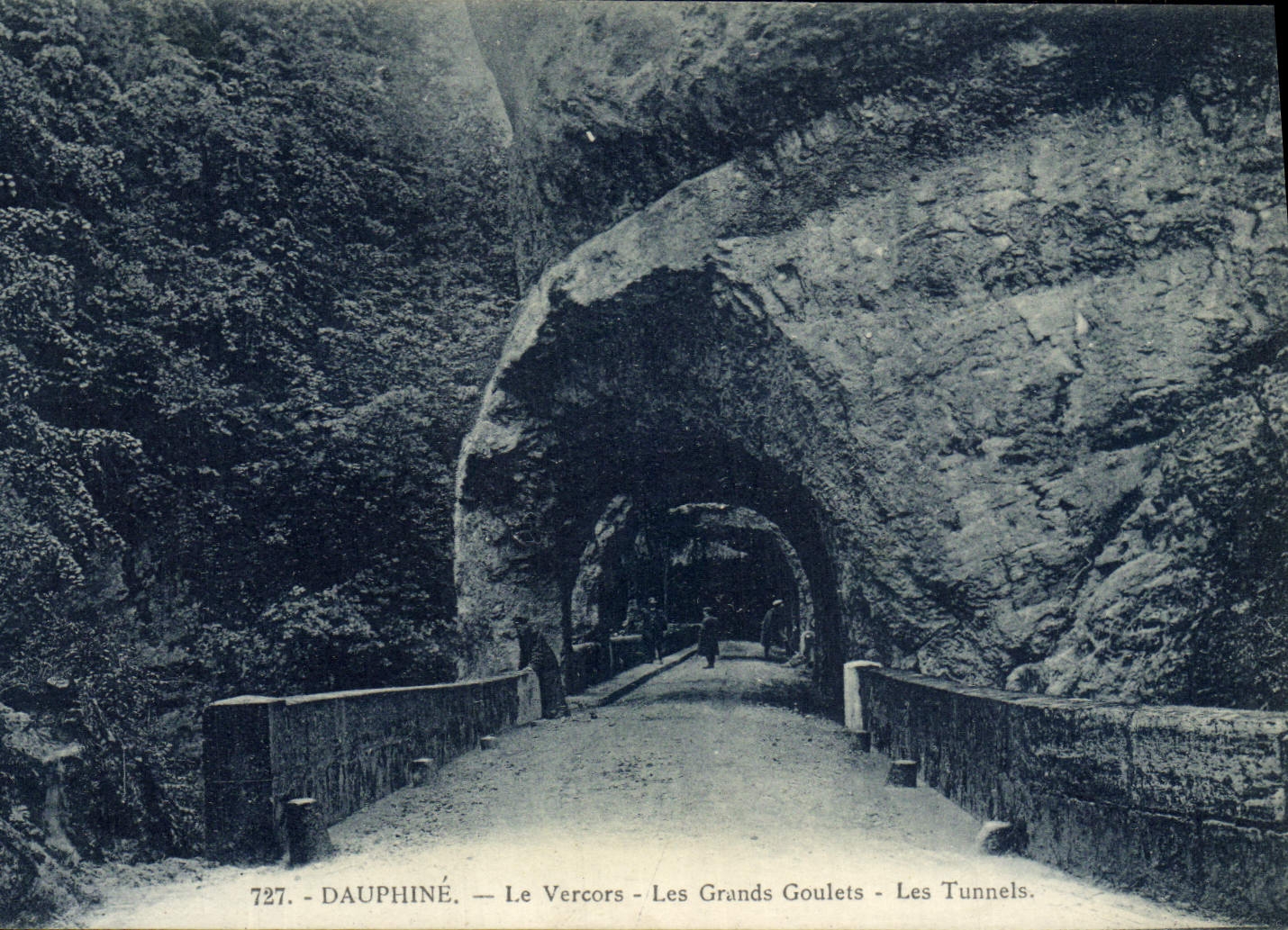 Piezas estrechas de Dauphine Vercors de la POSTAL de la VENDIMIA las grandes hacen un túnel
