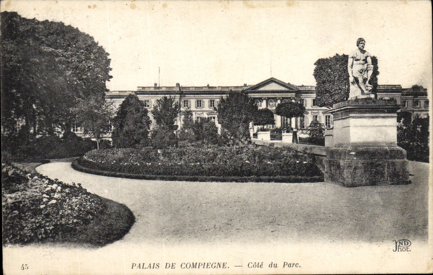 CPA Le Palais de Compiegne Cote du parc