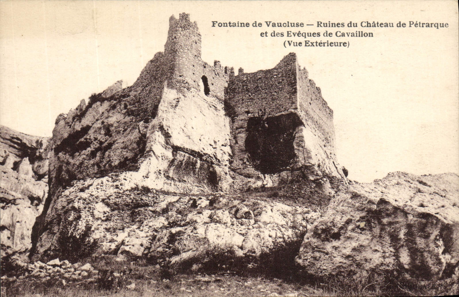 Fuente de la POSTAL de la VENDIMIA de las ruinas de Vaucluse del castillo de Petrarque y de los obispos del external visto Cavaillon