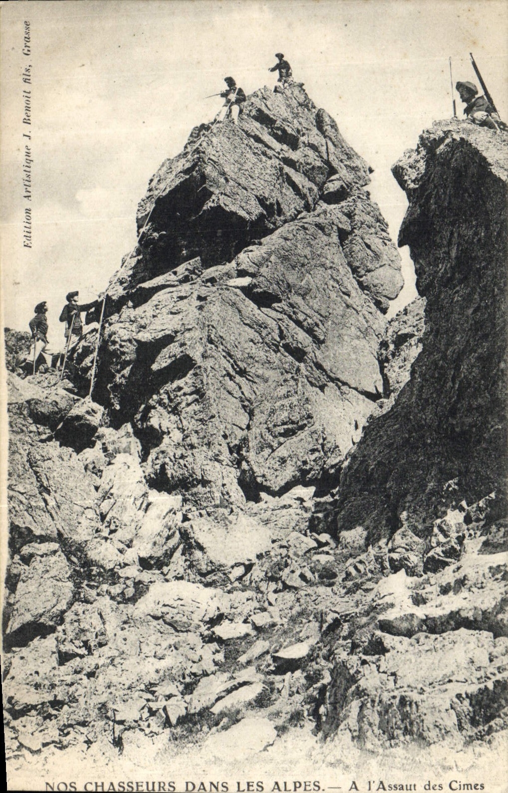 CPA Nos Chasseurs Dans Les Alpes A l'assaut des cimes Chasseurs alpins